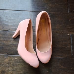Chase & Chloe round, closed toe blush heel